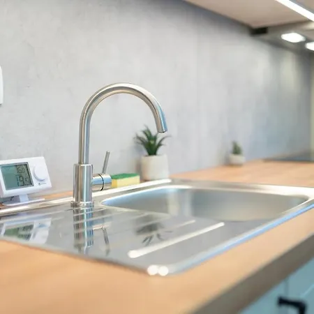 New And Spacious In Downtown Apartmán